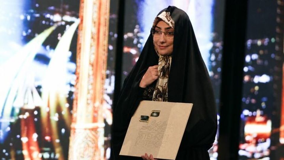 برنده جشنواره فیلم کوتاه تهران جایزه خود را به رهبر شهید تقدیم کرد برنده جشنواره فیلم کوتاه تهران جایزه خود را به رهبر شهید تقدیم کرد