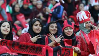 کیهان: دیدید ورود زنان به ورزشگاه غلط بود؟!