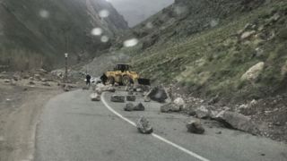 خطر ریزش سنگ در جاده کرج - چالوس/ مسافران حاشیه جاده توقف نکنند