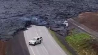 جاده‌ای در ایسلند پس از فوران آتشفشان