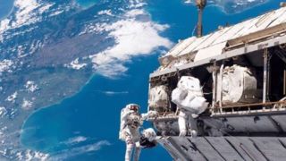 تعویق پیاده‌روی فضایی به دلیل نشت لباس فضانوردان