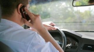 صحبت با موبایل هنگام رانندگی نمره منفی دارد