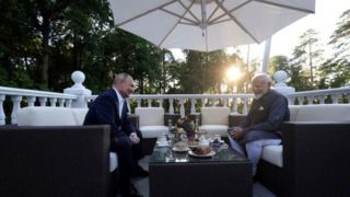 گردش پوتین و نخست وزیر هندی با خودروی برقی