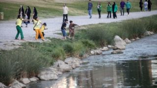 مسافران تابستانی در محوطه تاریخی طاقبستان - کرمانشاه