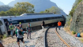 خروج مرگبار قطار از ریل در مکزیک خروج مرگبار قطار از ریل در مکزیک