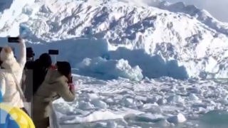 لحظه هیجانی که گردشگران را در اقیانوس شگفت زده کرد لحظه هیجانی که گردشگران را در اقیانوس شگفت زده کرد