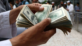 دستگیری یک فعال غیرمجاز ارز با ۲۳ هزار دلار در خیابان جمهوری دستگیری یک فعال غیرمجاز ارز با ۲۳ هزار دلار در خیابان جمهوری