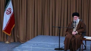 همخوانی سرود توسط مردم آذربایجان شرقی در دیدار با رهبر انقلاب همخوانی سرود توسط مردم آذربایجان شرقی در دیدار با رهبر انقلاب