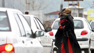 دستگیری زن گدایی که خودروی شاسیبلند سوار میشد! دستگیری زن گدایی که خودروی شاسیبلند سوار میشد!