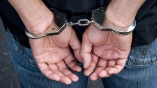 زورگیر گردنبند پیر زن در خیابان پیروزی دستگیر شد زورگیر گردنبند پیر زن در خیابان پیروزی دستگیر شد