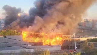 تصاویری از حریق در کارخانه بازیافت زباله در پاریس تصاویری از حریق در کارخانه بازیافت زباله در پاریس