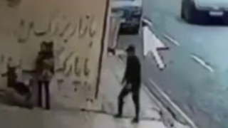 دستگیری عاملان گردنبندقاپی از یک مادر بچهبهبغل دستگیری عاملان گردنبندقاپی از یک مادر بچهبهبغل