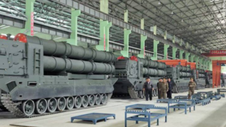 بازدید کیم از کارخانه ساخت تانک در کره شمالی بازدید کیم از کارخانه ساخت تانک در کره شمالی