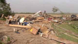 وقوع گردبادهای شدید در ۳ ایالت آمریکا؛ برق صدها هزار مشترک قطع شد وقوع گردبادهای شدید در ۳ ایالت آمریکا؛ برق صدها هزار مشترک قطع شد