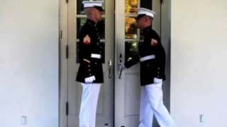 لحظه غش کردن عضو گارد کاخ سفید لحظه غش کردن عضو گارد کاخ سفید