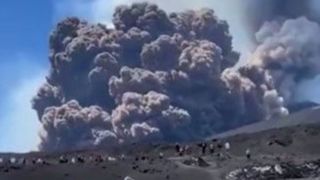 فوران آتشفشان و فرار گردشگران فوران آتشفشان و فرار گردشگران