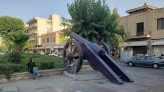 سربازان آمریکایی در میدان بهارستان عکس یادگاری گرفتند! سربازان آمریکایی در میدان بهارستان عکس یادگاری گرفتند!