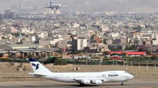 برخورد یک پرنده با هواپیمای بوئینگ ۷۳۷ در ایران | باقیمانده ضربه روی شیشه هواپیما برخورد یک پرنده با هواپیمای بوئینگ ۷۳۷ در ایران | باقیمانده ضربه روی شیشه هواپیما