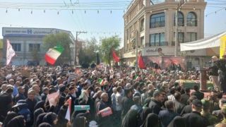 سیل جمعیت در تشییع سردار رشید و فرزندش | تصاویری از اقامه نماز بر پیکر پدر و پسر شهید سیل جمعیت در تشییع سردار رشید و فرزندش | تصاویری از اقامه نماز بر پیکر پدر و پسر شهید