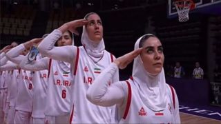 سلام نظامی بازیکنان تیم ملی بسکتبال بانوان هنگام پخش سرود ملی ایران سلام نظامی بازیکنان تیم ملی بسکتبال بانوان هنگام پخش سرود ملی ایران