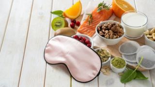 خوراکیها و غذاهایی که خواب شما را مختل میکنند خوراکیها و غذاهایی که خواب شما را مختل میکنند