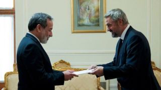 سفیر جدید سوئیس استوارنامه خود را تسلیم عراقچی کرد سفیر جدید سوئیس استوارنامه خود را تسلیم عراقچی کرد