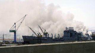 ناو جنگی آمریکا طعمه حریق شد ناو جنگی آمریکا طعمه حریق شد