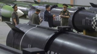 رهبر کره شمالی پیش از سفر به چین ازکارخانه مهماتسازی بازدید کرد رهبر کره شمالی پیش از سفر به چین ازکارخانه مهماتسازی بازدید کرد