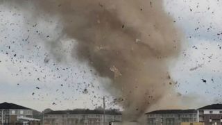 گردباد نادر باعث تخریب منازل و آوارگی آمریکاییها شد گردباد نادر باعث تخریب منازل و آوارگی آمریکاییها شد