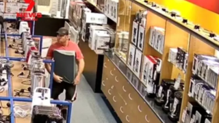 سرقت عجیب تلویزیون با پنهان کردن زیر لباس سرقت عجیب تلویزیون با پنهان کردن زیر لباس