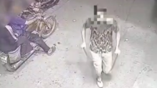 پلیس قم شرور قمهکش را در صحنهٔ جرم زمینگیر کرد پلیس قم شرور قمهکش را در صحنهٔ جرم زمینگیر کرد