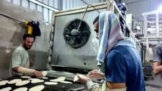 بوی نان تازه در دل ویرانیهای غزه بوی نان تازه در دل ویرانیهای غزه