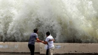 طوفان در خزر؛ دریا برای گردشگران مازندران ممنوع شد طوفان در خزر؛ دریا برای گردشگران مازندران ممنوع شد