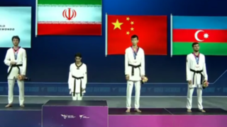 احترام نظامی زندی و اشک شوق روی سکوی قهرمانی جهان احترام نظامی زندی و اشک شوق روی سکوی قهرمانی جهان