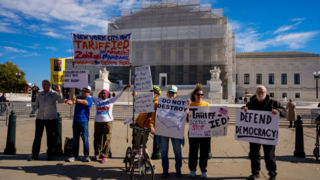 ترامپ زیر تیغ دیوان عالی؛ آیا اعمال تعرفه ها بعنوان ابزار سیاست خارجی او محدود میشود؟ ترامپ زیر تیغ دیوان عالی؛ آیا اعمال تعرفه ها بعنوان ابزار سیاست خارجی او محدود میشود؟