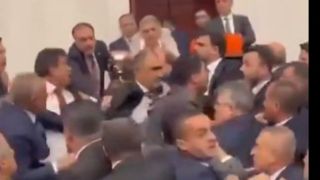 کتک کاری در وسط پارلمان ترکیه! کتک کاری در وسط پارلمان ترکیه!