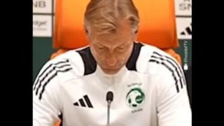 واکنش سرمربی فرانسوی تیم ملی عربستان هنگام پخش اذان واکنش سرمربی فرانسوی تیم ملی عربستان هنگام پخش اذان