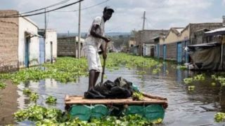 یک روستا در کنیا در پی طغیان دریاچه زیر آب رفت یک روستا در کنیا در پی طغیان دریاچه زیر آب رفت