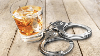 بازداشت ۷ بازیگر سرشناس با ۳۸ لیتر مشروب بازداشت ۷ بازیگر سرشناس با ۳۸ لیتر مشروب