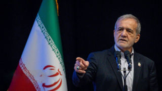 پاسخ پزشکیان درباره عمل نکردن به شعارش درباره گران نکردن بنزین | من گفتم عدالت را پیاده میکنیم پاسخ پزشکیان درباره عمل نکردن به شعارش درباره گران نکردن بنزین | من گفتم عدالت را پیاده میکنیم