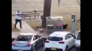 لحظه خلع سلاح یکی از مهاجمین در سیدنی لحظه خلع سلاح یکی از مهاجمین در سیدنی