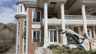 اَبَرویلای معروف جاده چالوس بهطور کامل تخریب شد اَبَرویلای معروف جاده چالوس بهطور کامل تخریب شد