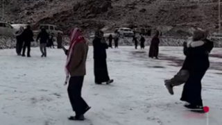 برف نادر در عربستان و برفبازی سعودیها برف نادر در عربستان و برفبازی سعودیها