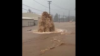 فوران یک و نیم متری آب گل آلود وسط خیابان! فوران یک و نیم متری آب گل آلود وسط خیابان!