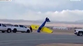 لحظه ترسناک واژگون شدن یک هواپیما در باد شدید لحظه ترسناک واژگون شدن یک هواپیما در باد شدید