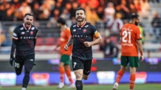 صدر جدول قرمز شد/ توقف بدموقع تراکتور مقابل شمس آذر صدر جدول قرمز شد/ توقف بدموقع تراکتور مقابل شمس آذر