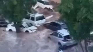 جاری شدن سیلاب در شهرجده عربستان جاری شدن سیلاب در شهرجده عربستان