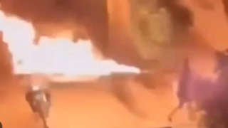 استفاده یک اغتشاشگر از شعله افکن علیه نیروهای پلیس! استفاده یک اغتشاشگر از شعله افکن علیه نیروهای پلیس!