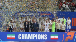 مراسم اهدای کاپ قهرمانی به تیم ملی فوتسال ایران مراسم اهدای کاپ قهرمانی به تیم ملی فوتسال ایران