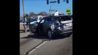 تصادف هواپیما با خودروهای بزرگراه! تصادف هواپیما با خودروهای بزرگراه!